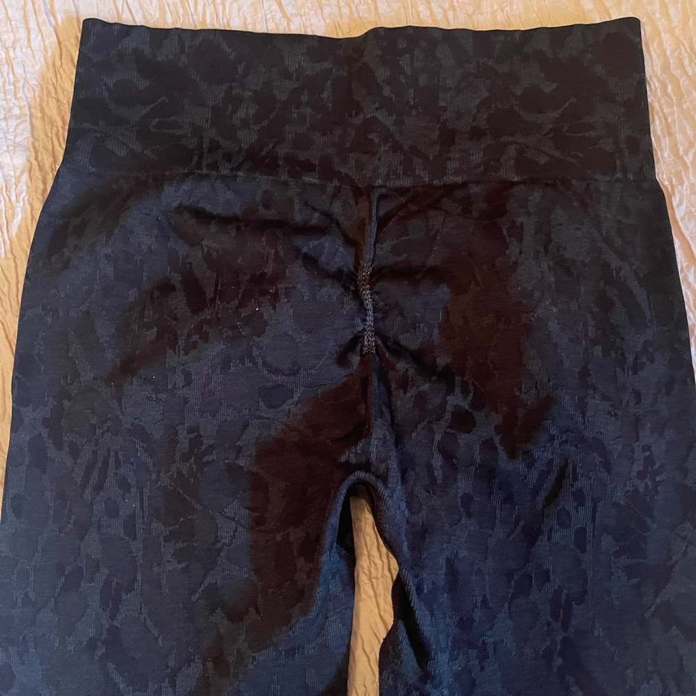 Gym shark scrunch leggings size M